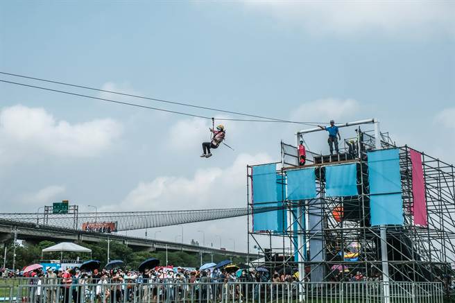 新竹市兒童藝術節2日在左岸水源草地登場，六大遊具都吸引大小朋友排隊來玩。（羅浚濱攝）