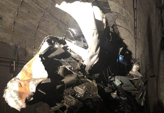 408次太鲁阁号因正面撞击力量过大，车头几乎全毁。（民眾提供）