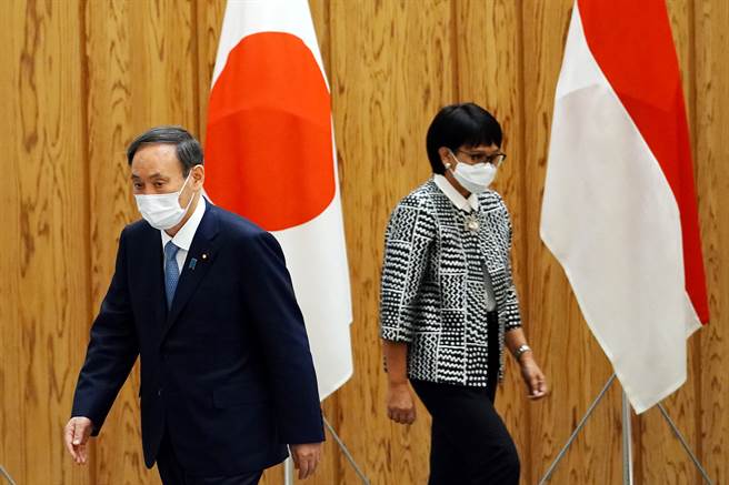 日本首相菅义伟(左)。(图/路透)