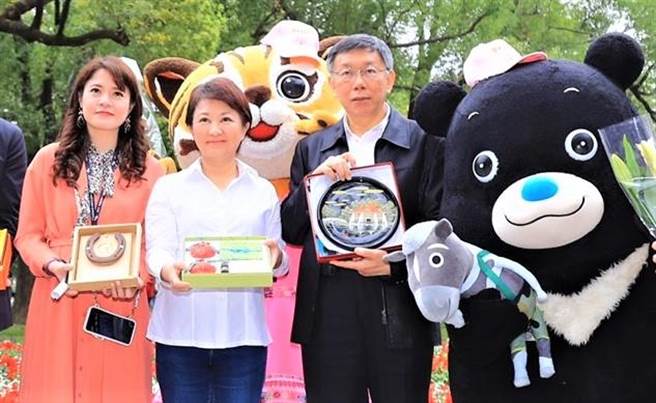 台中市長盧秀燕（中）新人事，林筱淇（左）轉調市府顧問後，傳柯團隊想拉攏參選，林筱淇2日表示，政治太可怕了，斥責不實消息，令人驚訝與錯愕。（資料照／盧金足攝）