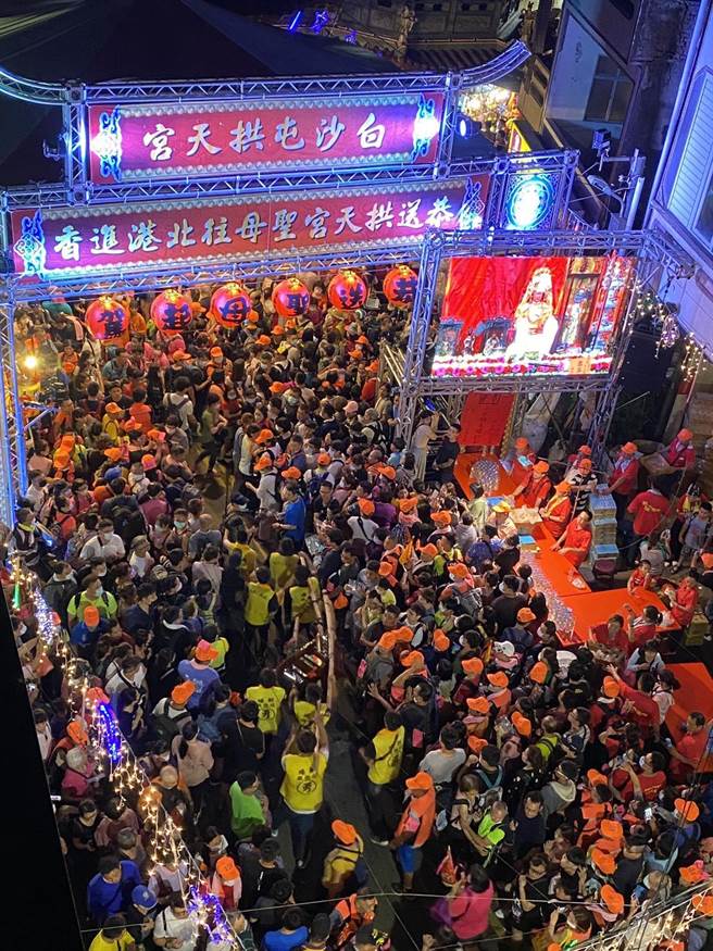 白沙屯媽祖進香活動即將啟程，每年媽祖起駕時拱天宮外萬頭攢動，熱鬧非凡。（警方提供）