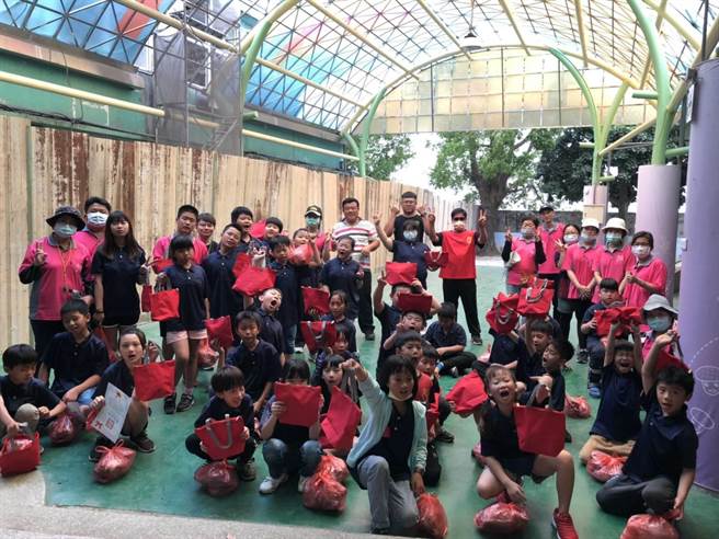 倾全村之力为孩子路跑，民靖国小不一样儿童节感动爆棚。（民靖国小提供／吴敏菁彰化传真）