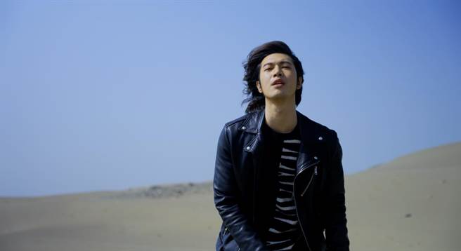 杨影在漫天黄沙中拍摄〈吕布〉MV。（青田音乐提供）