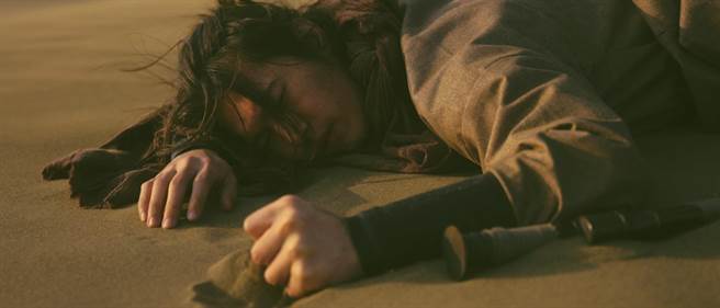 杨影在漫天黄沙中拍摄〈吕布〉MV。（青田音乐提供）