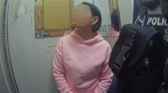 警方透過警用系統尋找婦人家人，因無法聯繫上，索性將婦人載往其女兒太平區之住處，終於幫婦人找到家人。（台中市第三分局提供／馮惠宜台中傳真）