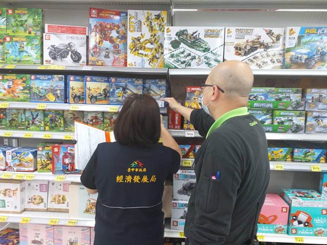 市面上推出多樣玩具供家長選購，為維護兒童健康，台中市府抽查玩具商品。（台中市府提供／盧金足台中傳真）