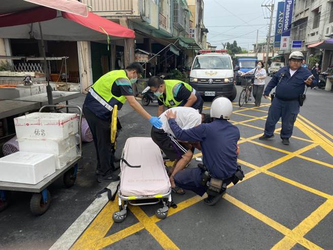 醉男手持杀猪刀挥舞， 壮警泰山压顶秒制伏。（田中分局提供／吴敏菁彰化传真）