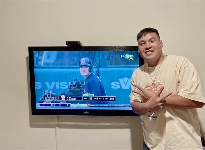 张进德今天凌晨也守在电视机前为弟弟张育成加油。（富邦悍将提供）