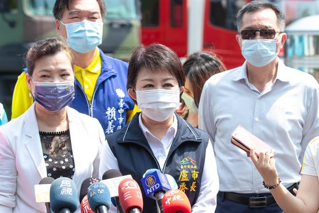 針對中油第三天然氣接收站是否往外海遷移？經濟部長王美花（左）受訪指出，將會評估後說明。（林欣儀攝）