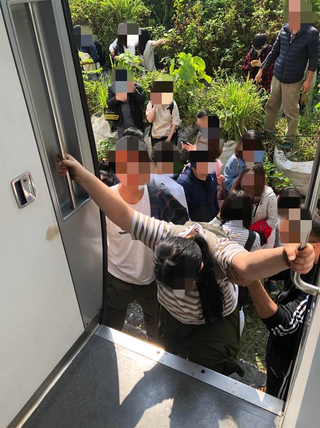 民眾惊魂未定仓皇搭上救援车辆，场面混乱又悲凄。（图／《中天新闻》提供）