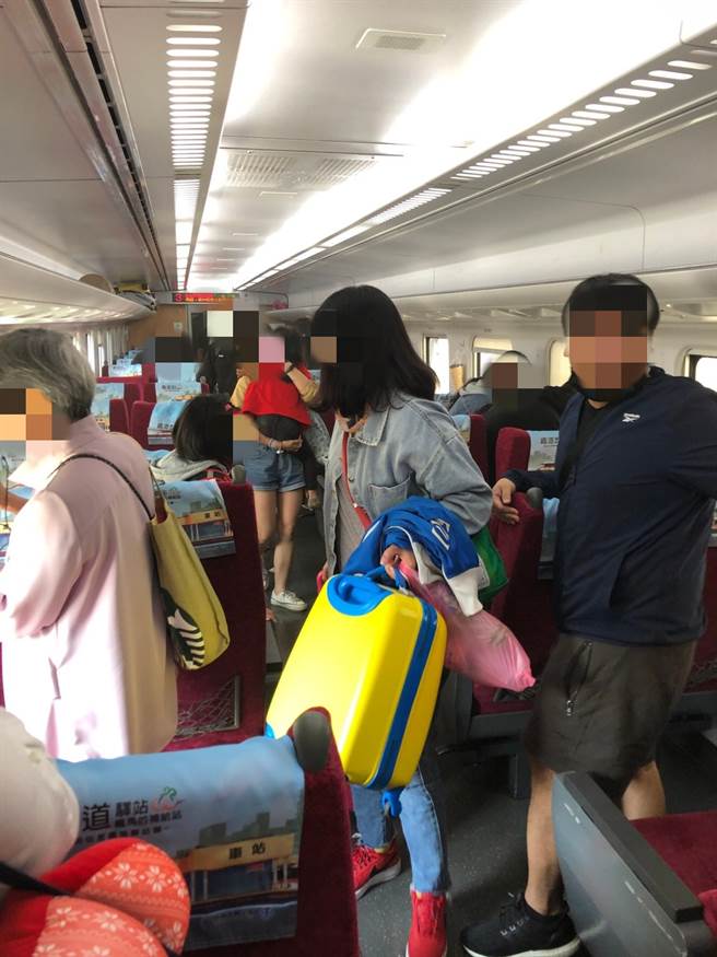 民眾惊魂未定仓皇搭上救援车辆，有人更将孩子紧抱怀中安抚，场面混乱又悲凄。（图／《中天新闻》提供）