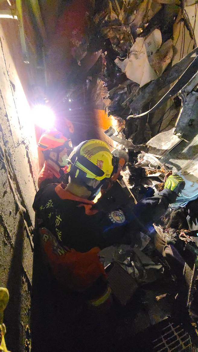 救難人員進入隧道內救援，利用切割工具鋸開殘破不堪的車身。（翻攝畫面）