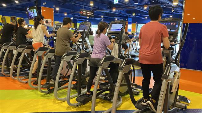 因應「供5停2」分區供水，世界健身俱樂部台中15場館淋浴設施「供4停3」，有會員大喊不便，也有人支持共體時艱。（王文吉攝）