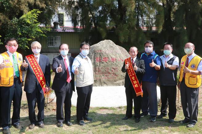 台南市七股国小2日举行百周年校庆，市长黄伟哲（左四）特地出席参与植树及为为「百年树人」纪念碑揭幕。（台南市府提供／刘秀芬台南传真）