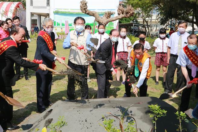 台南市七股国小2日举行百周年校庆，市长黄伟哲（左三）特地出席参与植树及为为「百年树人」纪念碑揭幕。（台南市府提供／刘秀芬台南传真）
