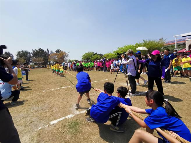 台南市七股国小2日举行百周年校庆，邀请友校来参加运动会。（刘秀芬摄）