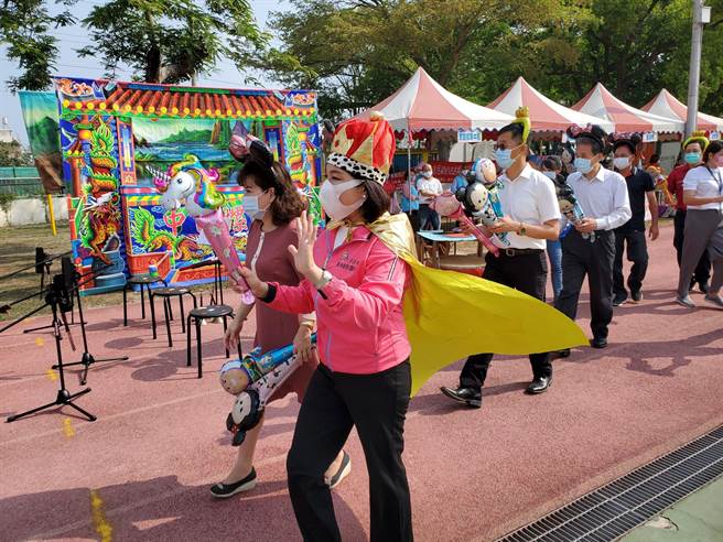 縣長張麗善頭戴玩具皇冠與氣球權杖及披風和小朋友同樂。（周麗蘭攝）