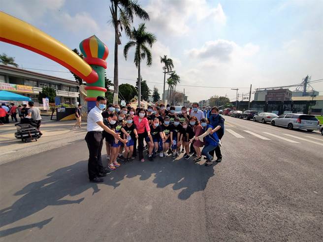 縣議員李明哲（左一）率家長與學生向縣長張麗善（中）致謝緊急協助修繕通行步道，家長接送更安全放心，這個安心禮物是最好的兒童節禮物，全校師生家長都受益。