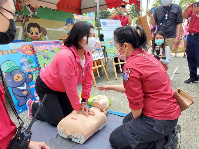 今天的闖關活動之一是學習ＣＰＲ，縣長張麗善示範。（周麗蘭攝）
