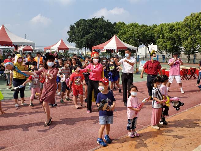 拍手舞開場，晴空豔陽，人人暢汗淋漓。（周麗蘭攝）