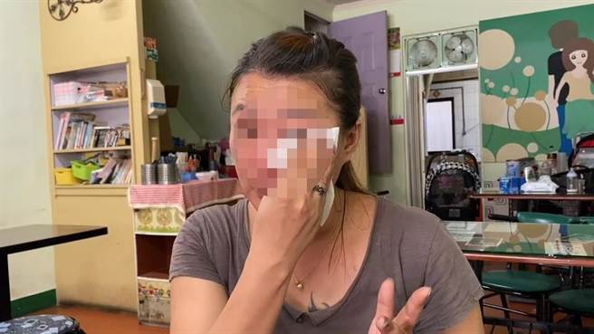 由台北樹林開往台東的408次太魯閣號在花蓮秀林發生重大傷亡事故，台東莊小姐泣訴弟弟生死未卜，只能透過臉書尋人，盼傳來好消息。(蔡旻妤攝)