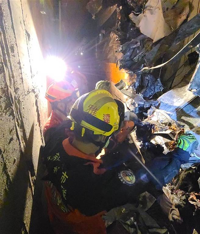 车厢隧道内严重变形 电锯锯开车厢救援困难(图/新北消防提供)