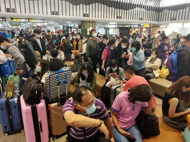 金门浓雾深锁，机场大厅挤满无机可搭的旅客。（读者提供）
