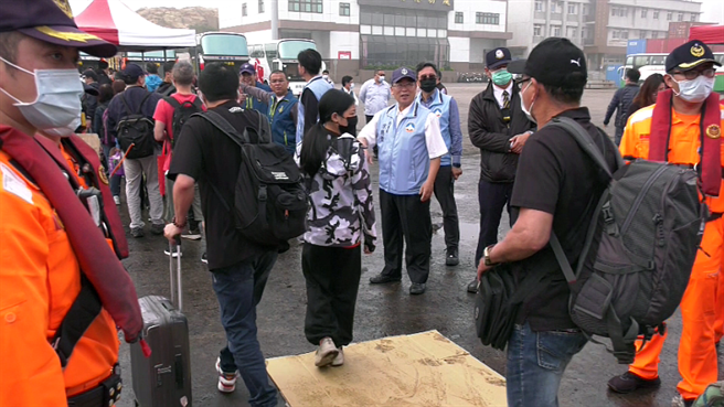 县府秘书长陈朝金（中）至码头接船，督导相关疏运事宜。（金门县港务处提供）