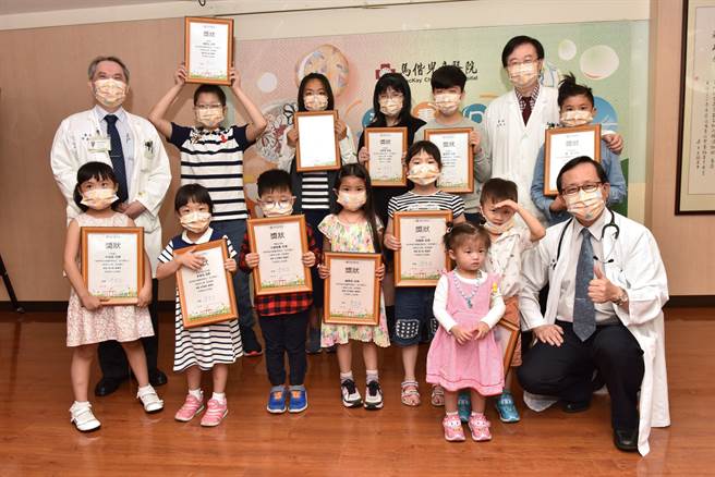 右下為馬偕兒童醫院李宏昌院長、右上為馬偕兒童醫院兒童醫務部何啟生主任、左上為馬偕兒童醫院醫務專員邱南昌醫師。（馬偕提供）