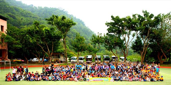 新北市新店区双峰国小于1日举办新北同乐节-春游健行活动。（教育局提供）