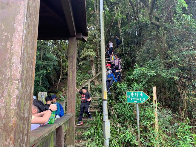 新北市新店区双峰国小于1日举办新北同乐节-春游健行活动。（教育局提供）