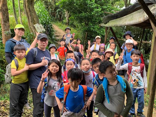 新北市新店区双峰国小于1日举办新北同乐节-春游健行活动。（教育局提供）