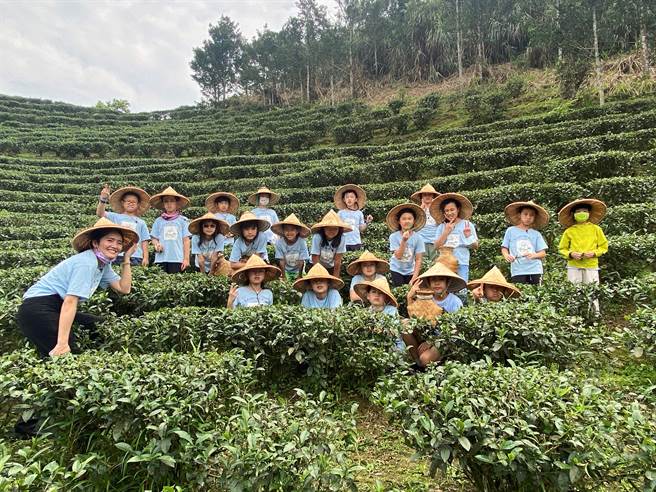 新北市新店区双峰国小于1日举办新北同乐节-春游健行活动。（教育局提供）