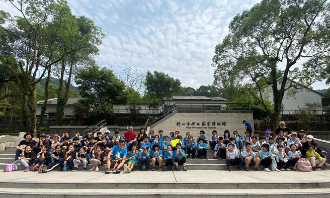 新北市新店区双峰国小于1日举办新北同乐节-春游健行活动。（教育局提供）
