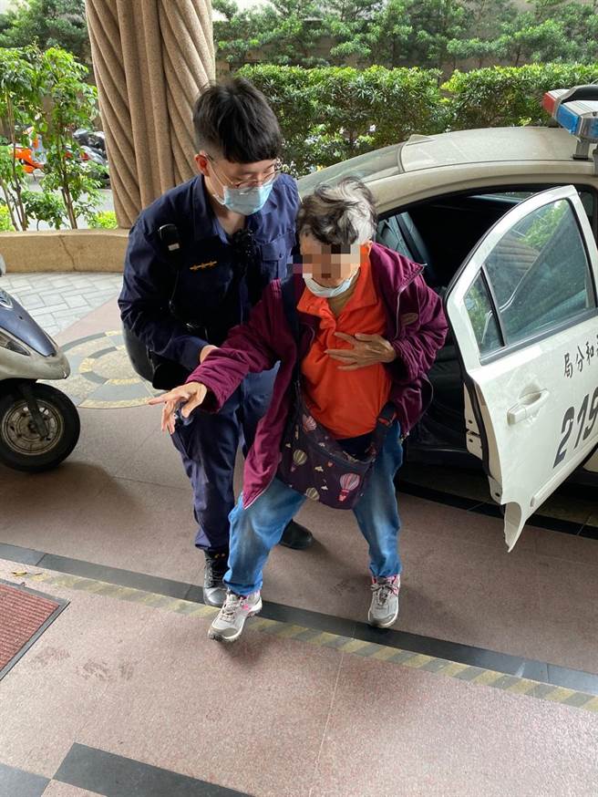 新北市永和警分局得和派出所警员李思贤、徐伟哲协助妇人返家。（永和警分局提供）