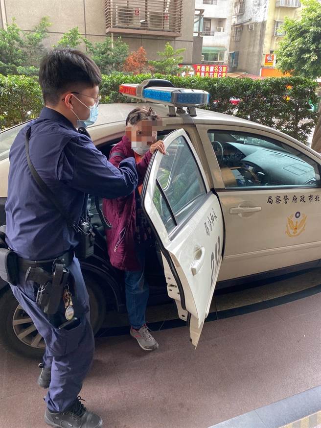 新北市永和警分局得和派出所警员李思贤、徐伟哲协助妇人返家。（永和警分局提供）