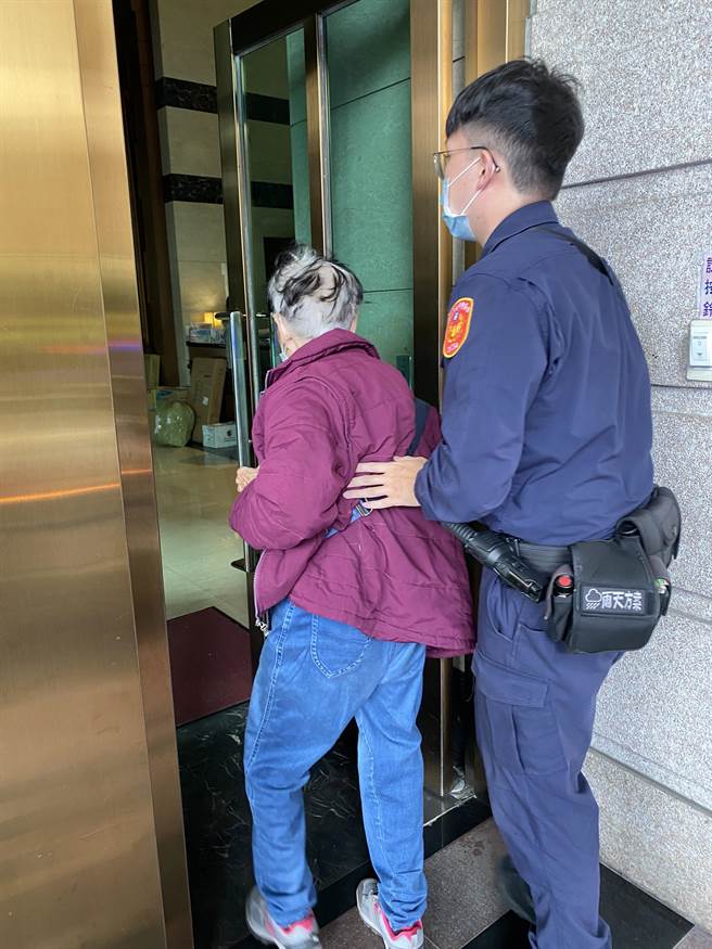 新北市永和警分局得和派出所警员李思贤、徐伟哲协助妇人返家。（永和警分局提供）