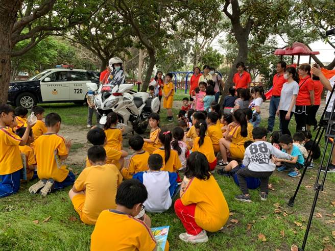 大秀国小欢度儿童节，警用重机前进校园学童乐不可支。(戴志扬翻摄)
