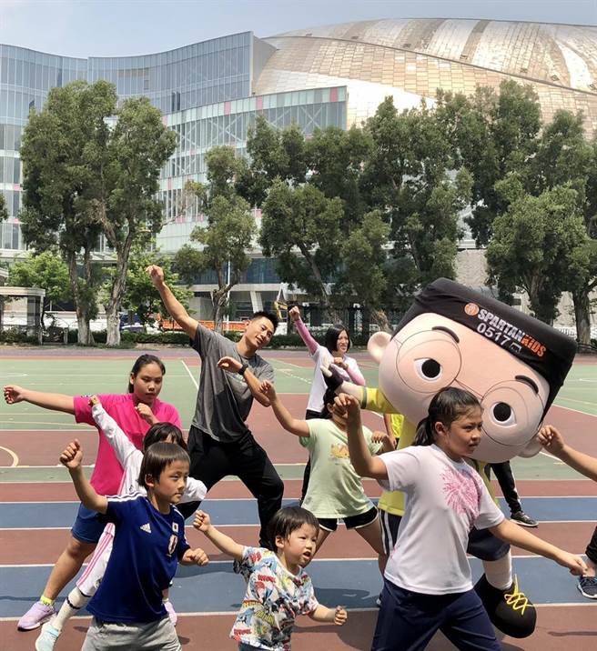 小刀今出席「斯巴达障碍跑竞赛」训练活动。（宽宽整合行销提供）