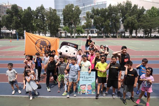 小刀今出席「斯巴达障碍跑竞赛」训练活动。（宽宽整合行销提供）