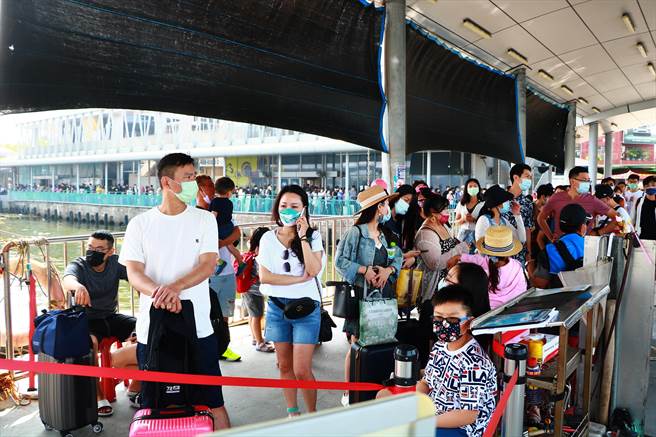 比228还要多人，清明连假首日东琉线码头又塞爆人。（谢佳潾摄）