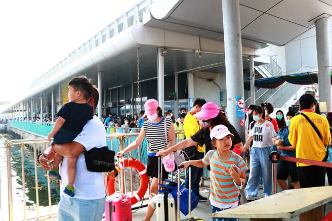 比228还要多人，清明连假首日东琉线码头又塞爆人。（谢佳潾摄）