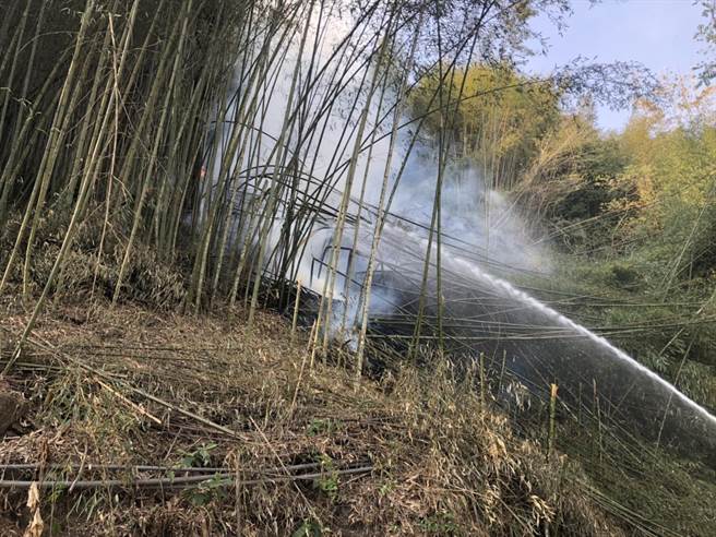 嘉义县达邦公路旁竹林又起火，让附近民眾相当生气，直言希望烧的人关到死。（翻摄照片／张亦惠嘉县传真）