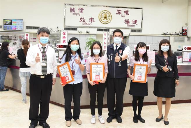 桃園警分局分局長邱紹洲頒發感謝狀給銀行行員，感謝他們為民眾守住財產。（警方提供／賴佑維桃園傳真）