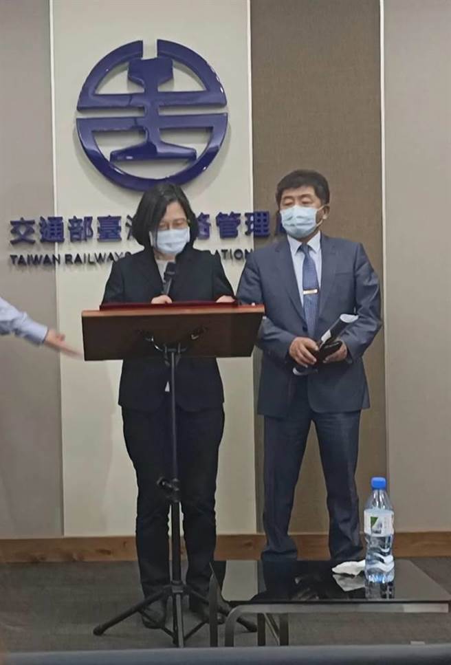 太魯閣號重大事故，總統蔡英文2日赴台鐵台北車站視察台鐵災害應變中心(簡立欣攝)