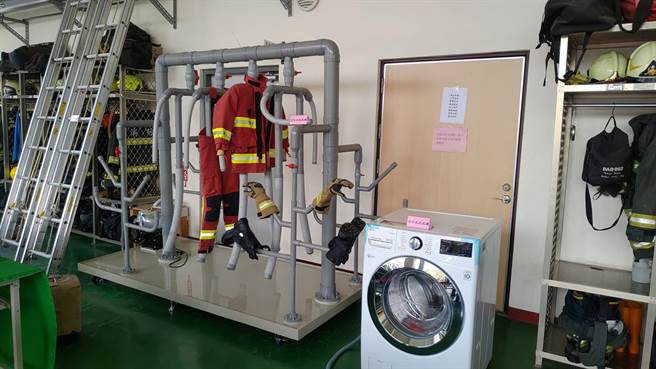 高市消防局第四大隊獲民間贊助400萬元救災設備，從車輛警示系統到個人裝備，能立即淘汰10年老舊的設備，強化救災能量。（高市消防局提供／袁庭堯高雄傳真）