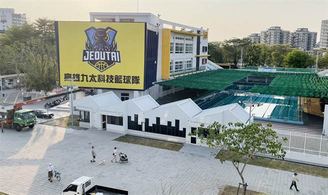 高雄九太精心布置凤山体育馆外观，希望给主场球迷一个家的感觉。(九太提供)