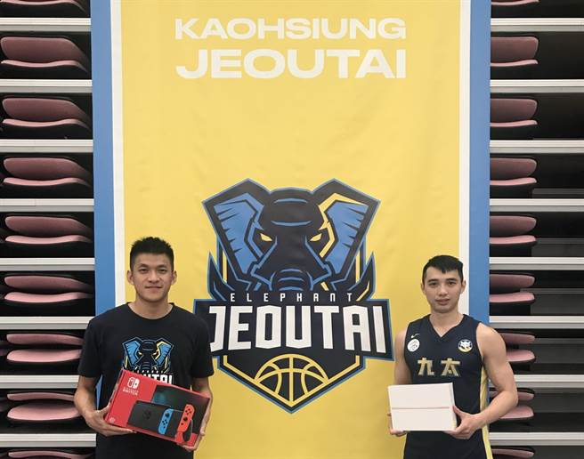 于焕亚(左)、李汉声两名九太球星展示高雄凤山主场将会送出的Switch、iPad。(九太提供)