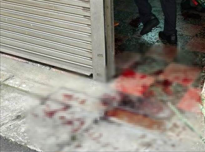 张姓男子住处大门口血迹斑斑，一路到1楼地板都满是血迹。（民眾提供／姜霏桃园传真）