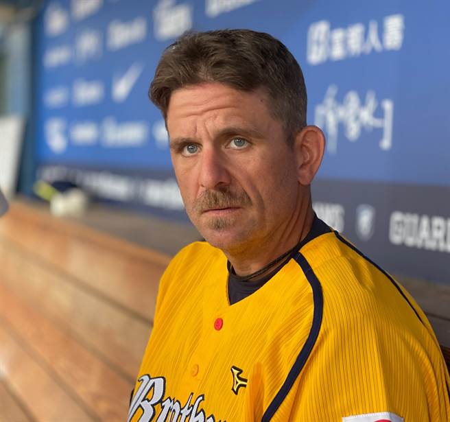 中信兄弟投手教练佛斯特不担心球队洋投开季调整较慢。（毛琬婷摄）